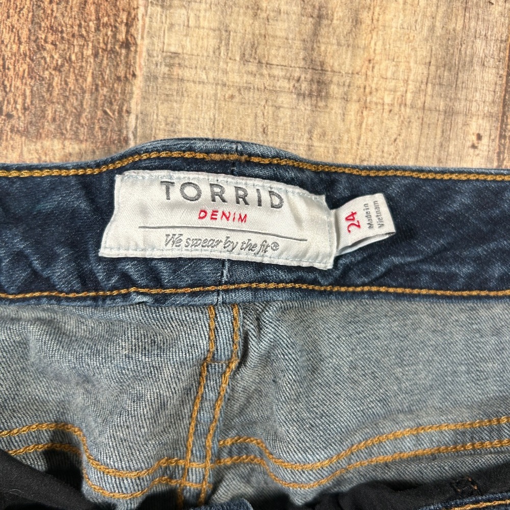 Torrid 24 Blue Cotton Stretch Denim Shorts Dark Wash Plus Size Casual Summer - Picture 3 of 6